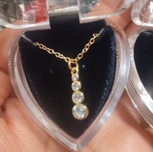 NEW Elegant Gold Pendant Necklace Made With Swarovski Crystal.